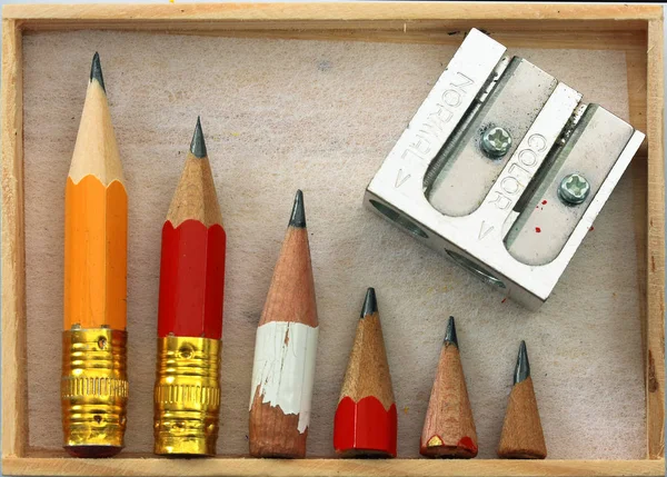 木桌上的铅笔和磨刀机 — 图库照片