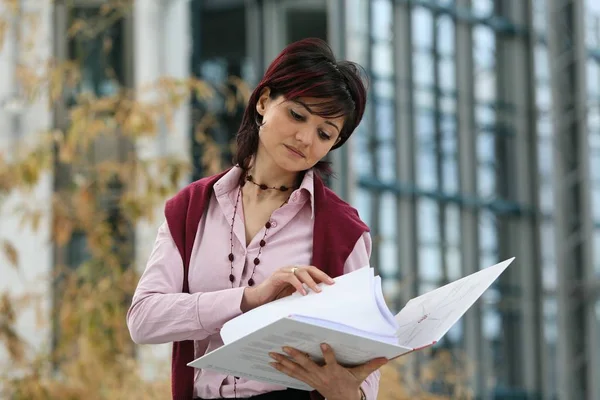 Vrouw Die Map Leest — Stockfoto