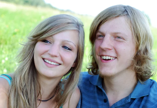 Jong Paar Poseren Naar Camera — Stockfoto