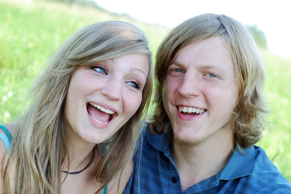 Jong Paar Poseren Naar Camera — Stockfoto