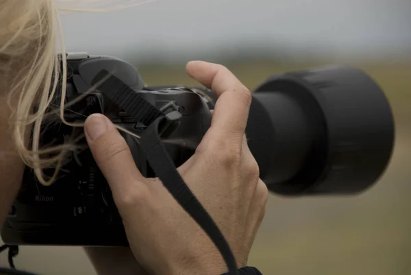 Fotógrafo Mujer Con Cámara Las Manos — Foto de Stock