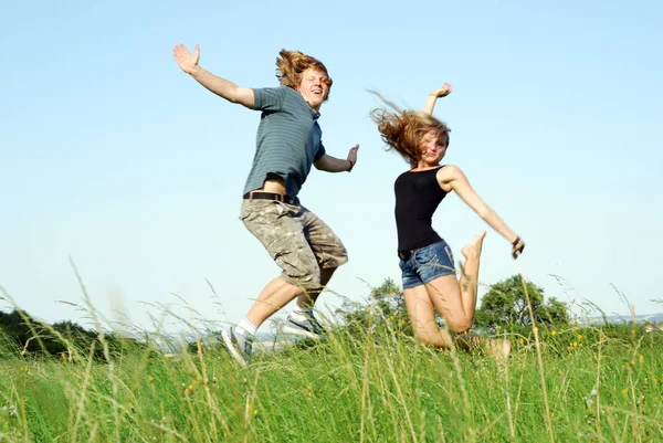 Gelukkig Familie Spelen Met Vlieger Het Veld — Stockfoto