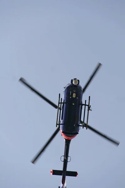 ヘリコプター飛行機航空交通輸送 — ストック写真
