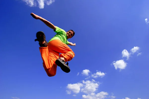 Hombre Saltando Contra Cielo Azul — Foto de Stock