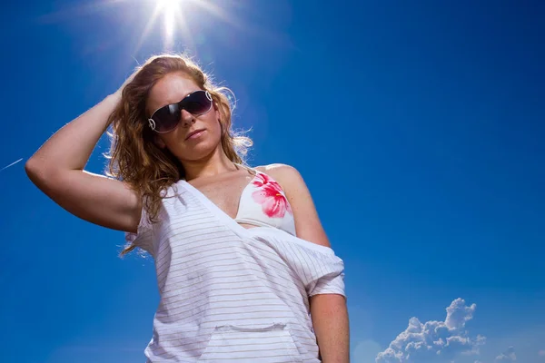 Junge Frau Mit Sonnenbrille Strand — Stockfoto