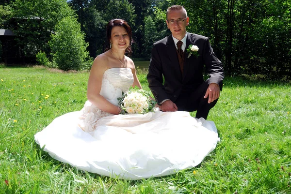 Gelin Damat Gelinlik Giymiş Kadın Takım Elbiseli Adam — Stok fotoğraf