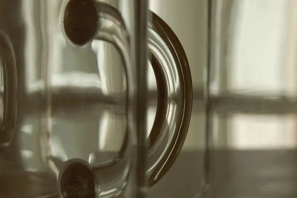 Närbild Ett Glas Vatten Och Metallkran — Stockfoto