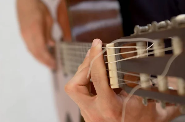 Widok Bliska Rękach Człowieka Gra Gitarze Strunami — Zdjęcie stockowe