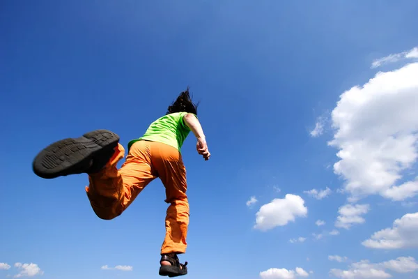 Mujer Joven Saltando Cima Montaña — Foto de Stock