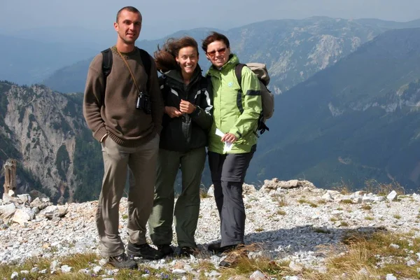 Gruppo Escursionisti Con Zaini Piedi Sulla Vetta Della Montagna — Foto Stock