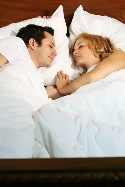 Junges Paar Schläft Bett — Stockfoto