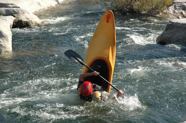 Uomo Kayak Sul Fiume — Foto Stock