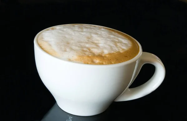 Tasse Kaffee Auf Schwarzem Hintergrund — Stockfoto