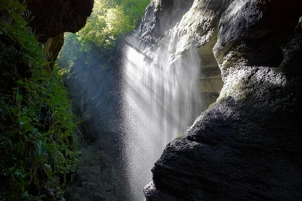 自然と滝 流れる水 — ストック写真