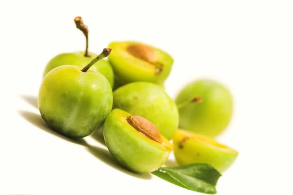 Manzanas Verdes Sobre Fondo Blanco —  Fotos de Stock