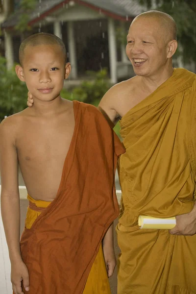 Thai Μοναχοί Στο Ναό Buddhist — Φωτογραφία Αρχείου
