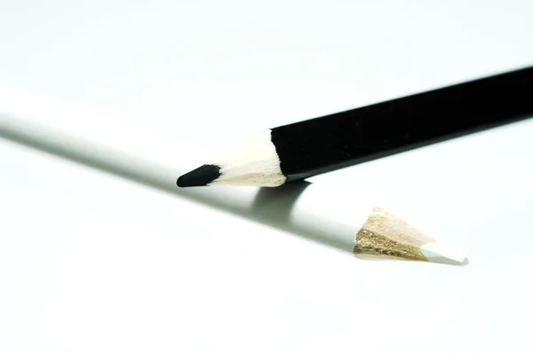 鉛筆と消しゴムを白い背景で — ストック写真