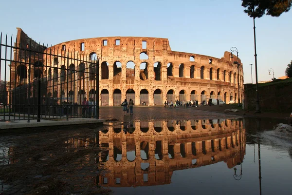 Colosseum Reflectie Plas — Stockfoto