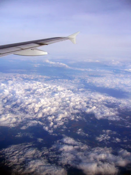 Ablakból Kilátás Felett Repülő Repülőgép Szárnya — Stock Fotó