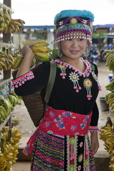 Ritratto Una Bella Giovane Donna Costume Tradizionale — Foto Stock