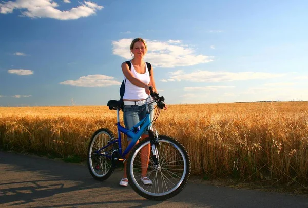 Junge Frau Mit Fahrrad Unterwegs — Stockfoto