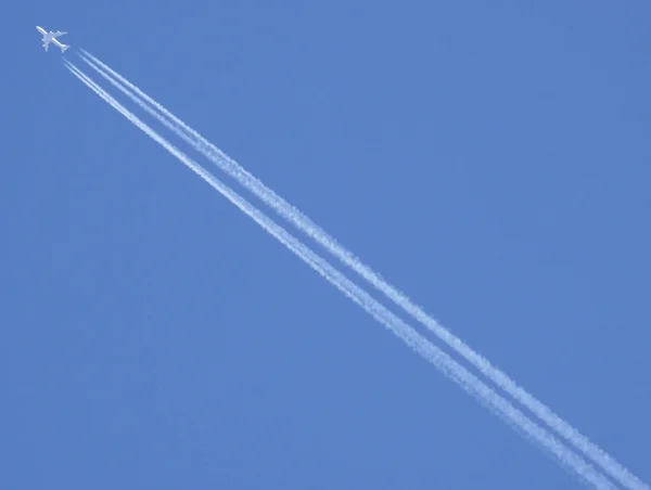 空の蒸気道航空機が作る線状の雲 — ストック写真