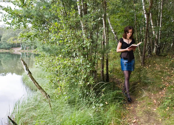 Mujer Joven Bosque Con Una Mochila —  Fotos de Stock