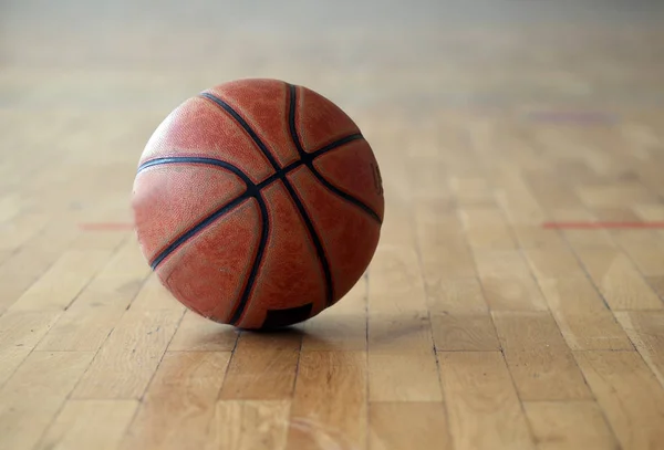 Ballon Basket Sur Terrain — Photo