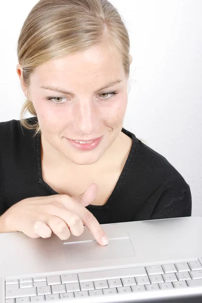 Jovem Com Laptop Escritório — Fotografia de Stock