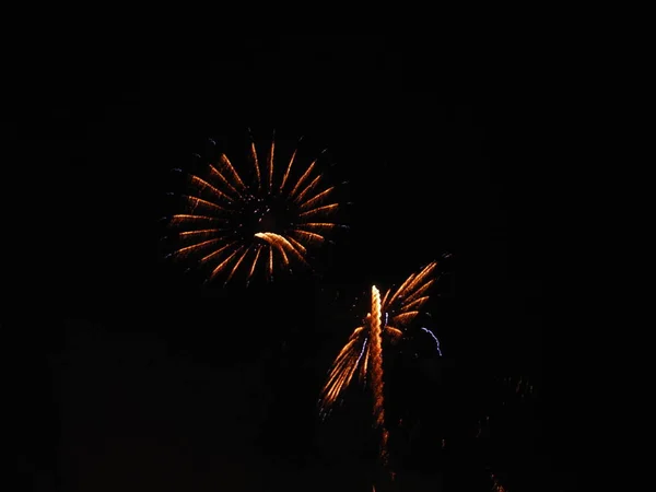 Πυροτεχνήματα Έκρηξη Στο Νυχτερινό Ουρανό Γιορτή — Φωτογραφία Αρχείου