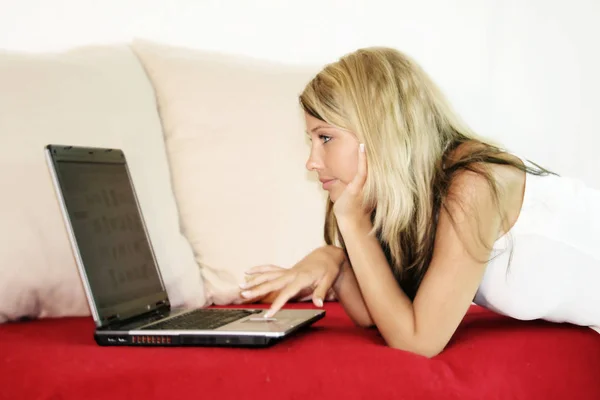 有手提电脑的年轻妇女 — 图库照片