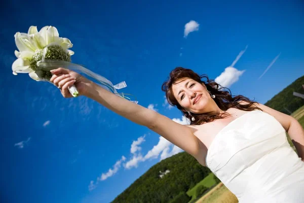 Noiva Segurando Buquê Noiva — Fotografia de Stock