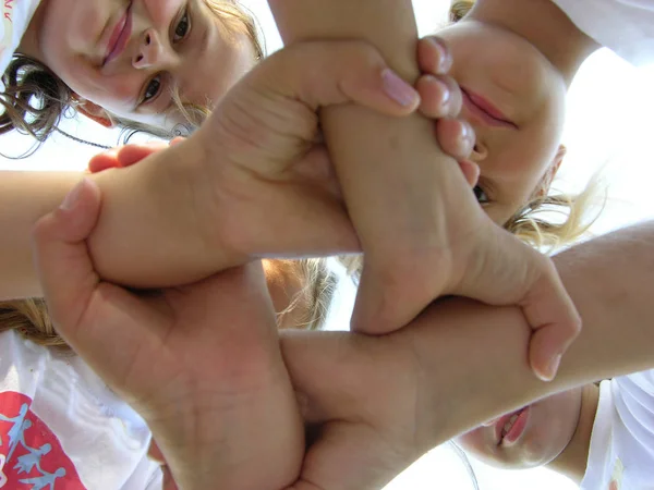 Mãe Bebê Nas Mãos Pai — Fotografia de Stock