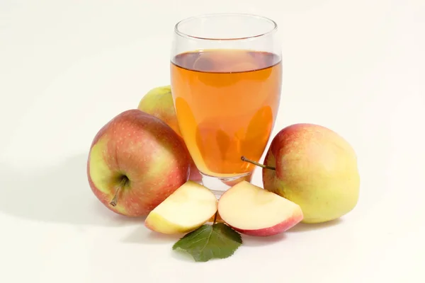 リンゴ入りのフレッシュ洋ナシジュースと白を基調としたフルーツボトル — ストック写真