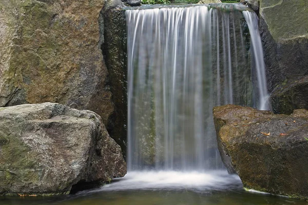 自然背景下美丽的瀑布 — 图库照片