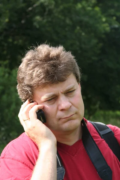 Jonge Man Met Een Mobiele Telefoon — Stockfoto