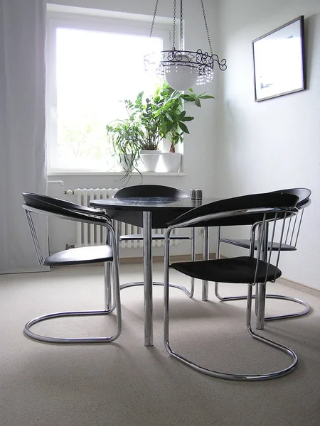 有椅子和桌子的房间的现代内部 — 图库照片