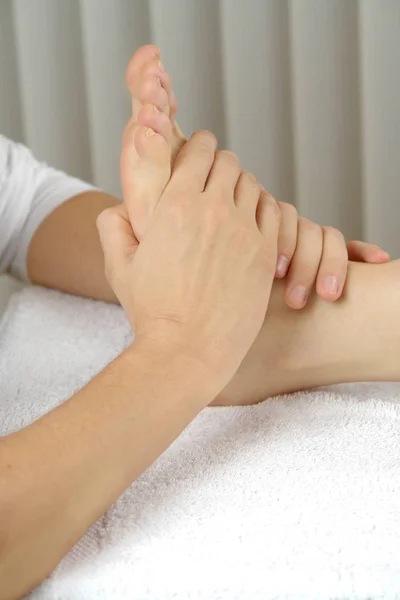 Mujer Recibiendo Masaje Spa — Foto de Stock