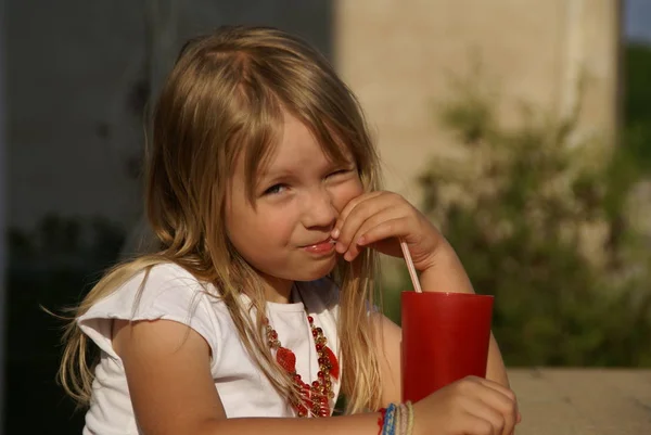 Девушка Чашкой Кофе Руках Ребенка — стоковое фото