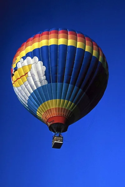 Hőlégballon Kék Égen — Stock Fotó