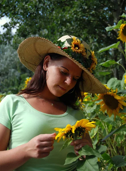 Mujer Sombrero Con Una Flor Los Brazos — Foto de Stock