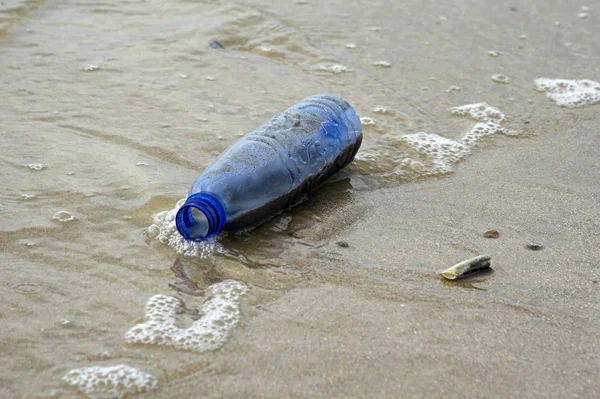 Butelka Wody Plaży — Zdjęcie stockowe