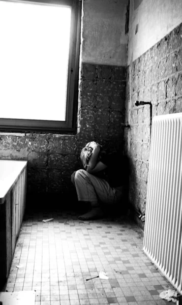 Triste Jovem Mulher Sentada Chão Olhando Para Câmera — Fotografia de Stock