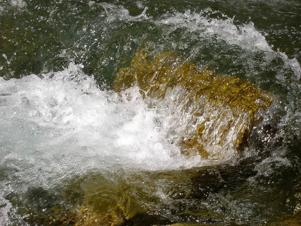 Spruzzi Acqua Sul Fiume — Foto Stock