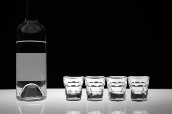 Bicchiere Vodka Con Cubetti Ghiaccio Sfondo Nero — Foto Stock