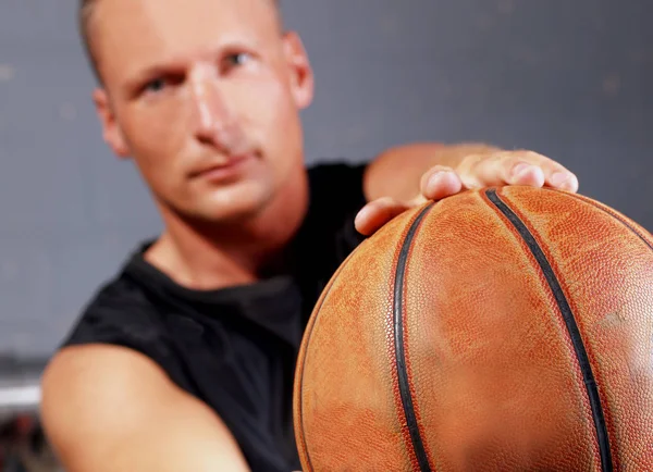 Młody Człowiek Koszykówką Rękach — Zdjęcie stockowe