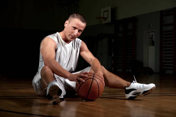 Basketspelare Som Håller Bollen Och Sitter Vid Bordet — Stockfoto