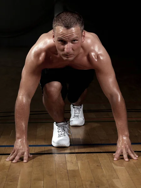 Hombre Muscular Haciendo Ejercicio Peso Pesado Para Tríceps —  Fotos de Stock