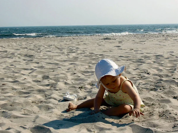 Girls Playing Beach —  Fotos de Stock