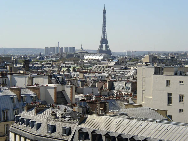 Wieża Eiffla Nad Dachami Paryża — Zdjęcie stockowe